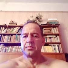 Can anyone recommend someone that can put up wallpaper?? Thankyou