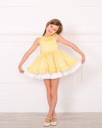 Tirantes en guipur blanco con terminación lazos azul y maxi lazada en espalda. Podredete Poshenska Stanciya Prt Blekbro Vestido Amarillo Nina Casaredile Com
