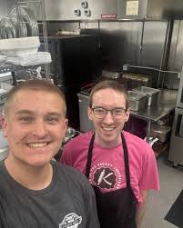 😊🍕 Sundays are better with pizza — and the Joe's team is here to help you  end your week with a smile