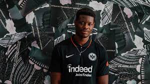 Den alten eintracht frankfurt schriftzug vermisse ich auch sehr. Eintracht Frankfurt Stellt Das Neue Heimtrikot Vor Frankfurt Tipp