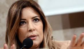 Il clamoroso forfait dell'ultimo minuto è dovuto ad un suo tweet contro in attesa di una eventuale risposta da parte di elettra lamborghini, selvaggia lucarelli la. Selvaggia Lucarelli Denounces Abusive Parties Ruetir