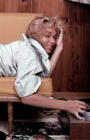 Get up to the minute entertainment news, celebrity interviews, celeb videos, photos, movies, tv, music news and pop culture on abcnews.com. Bildergalerie Von Yvette Vickers Ist Tot Rsucht