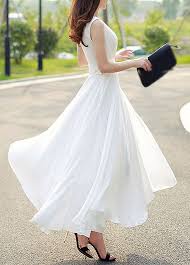 Les silhouettes longilignes osent sans hésiter la robe maxi longue ! Longue Robe Blanche Tres Fluide Sans Manche La Robe Longue