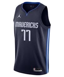 Hier mitbieten und gutes tun! Air Jordan Herren Trikot Nba Luka Doncic Dallas Mavericks Statement Edition 20 Armellos Kaufen Engelhorn