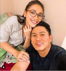 Ketik digeboy kirim ke 1212 indosatl: For The First Time Ayu Ting Ting Uploaded An Intimate Photo With Her Boyfriend