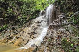 Jika terlanjur hatuh cinta pada panorama air terjun, dalam jarak kurang dari 4 km terdapat curug putri kencana. Destinasi Berkelah Air Terjun