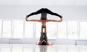 Acroyoga combines acrobatics, yoga and healing arts. Einfuhrung In Acroyoga Ana Heart Blog