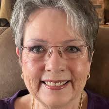 I'm trying to finish my Christmas tree quilt, I took all the patchwork that  was in my trunk and I was so excited to post it that I posted it without  finishing