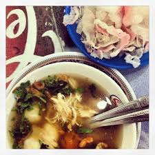 Dengan nama mie sop dekko, tempat ini menyajikan satu mangkuk mie sop dengan sebuah piring kecil berisi kerupuk. Medan Kota Kuliner Indonesia Kulinermedan