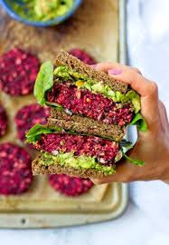 A Whole Food Plant Based Beet Black Bean Burger For The Non Beet Lovers Yes The Patties Are Purple No They Don T Tas En 2020 Recettes De Cuisine Recette Cuisine