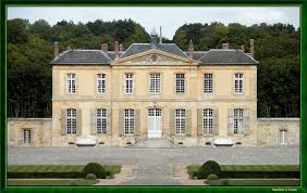 The Chateau De La Villette Is A Small Chateau Near Meulan Dating To The Time Of Louis Xiv It Was French Cottage French Cottage Living Room French Architecture