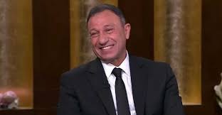 ويقع في صدر الجملة ويكون مبتدأ لها وتكون الجملة ( اسمية. Ø´Ø§Ù‡Ø¯ ÙƒÙŠÙ Ù‡Ù†Ø£ Ù†Ø¬ÙˆÙ… Ø§Ù„ÙÙ† Ù…Ø­Ù…ÙˆØ¯ Ø§Ù„Ø®Ø·ÙŠØ¨