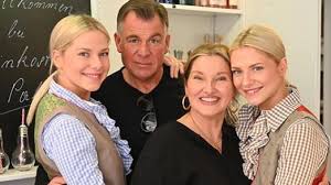 Täglich frisch geröstet‏ @frischgeroestet 11 февр. Valentina Cheyenne Pahde Die Twins Teilen Susses Familienfoto Mit Ihren Eltern