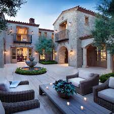 Northern Italian Style Villa Surrounded By An Inviting Desert Oasis Case Di Lusso Da Sogno Architettura Abitativa Case Da Sogno