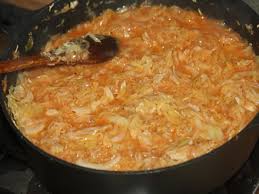 Am condimentat cu sare, piper, boia dulce si iute si 1 lgr de seminte de marar, se lasa sosul sa clocotesca 5 min. Varza Calita Cu Carne