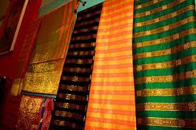 Sering dipakai di pesta pernikahan sudah pasti pakai songket, biasanya di acara lembaga adat. Tenun Songket Kerajinan Masyarakat Melayu Riau Kelana Riau