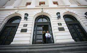 Banca comerciala romana publica in jurul orei 13:30 un curs (fara sa precizeze daca este cel practicat in casierii sau cel valabil in internet banking) de 4,716 lei pentru un euro la vanzare si 4. Curs Bnr Euro Scade Lira SterlinÄ Èi Dolarul Cresc Capital