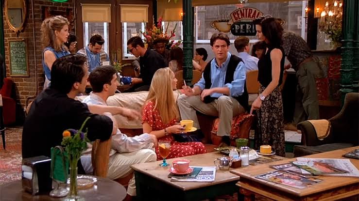 Cafeteria aconchegante lembrando o ambiente caloroso do Central Perk em Friends