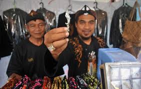 Sunda banten baduy atau badui adalah masyarakat tradisional sunda banten yang tinggal di bagian tenggara dari provinsi banten , indonesia , tepat berada di wilayah kecamatan leuwidamar , hanya berjarak 42 km dari kota rangkasbitung. 5 Pakaian Adat Jawa Barat Sunda Gambar Dan Keterangannya Adat Tradisional