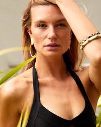 Laura Mills (@takenbylaurajlm)