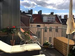Entscheidend ist es, das richtige stadtviertel auszuwählen: Sonniger Balkon Einer Berliner Penthouse Wohnung Im Prenzlauer Berg Balkon Sonnig Berlin Penthouse Prenzlauerberg Penthouse Wohnung Penthouse Wohnung