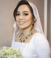 She debuted in 2007 and actively appeared in a few television dramas and. Anggun Cantik Penampilan Nelydia Senrose Di Hari Bahagia