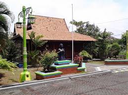 Rumah joglo modern sumber : 12 Jenis Rumah Adat Joglo Jawa Keunikan Filosofinya Gambar Mamikos Info