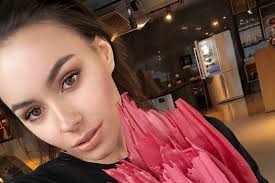 Полина, я растопила шоколад, сделала перья для декора, но они тают в руках,  почему 😔 ?"