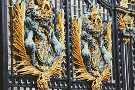 An official residence to the queen, this 900 plus he also converted the inside of the castle into an elaborate palace. The Royal Palaces Castles In And Around London