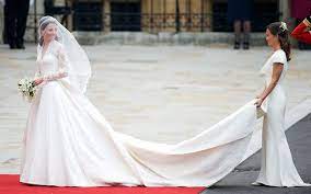 Suknia ślubna księżna kate była wyceniana na 250 tysięcy funtów (ponad milion złotych), okazuje się więc, że meghan markle planuje przekroczyć tę kwotę niemal dwukrotnie. Suknia Slubna Kate Middleton Stylistka Kate Middleton Wyszla Za Maz Jej Suknia Slubna Bardzo Przypomina Model Ksieznej Cambridge Wp Kobieta