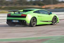 The increase in power is made possible by the engine's improved volumetric efficiency through reduced intake load losses and by exhaust backpressures, together with optimized electronic control. Test Lamborghini Gallardo Lp570 4 Superleggera Autogids
