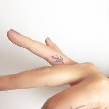 Kleines Schwarzes Tattoo Am Ringfinger Glitter Nagellack Tattoo Motive Fur Frauen Bedeutung Finger Ideen In 2020 Small Black Tattoos Finger Tattoos Hand Tattoos