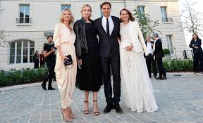 Roger federer lernte die ehemalige tennisspielerin miroslava mirka vavrinec, die wie er die schweizer staatsbürgerschaft hat, 2000 bei den olympischen spielen kennen. Umringt Von Den Schonsten Frauen Der Welt Gluckspost