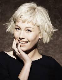 Hair care advice to help you with your hair. Perfect Bird S Nest Loving The Platinum Colour And The Short Fringe Pagenschnitt Mit Pony Haar Styling Frisuren Mit Pony