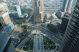 For a bit of advice, i recommend you to visit klcc park during night time. How To Visit The Petronas Towers In Kuala Lumpur Earth Trekkers