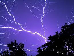 Tekening van onbekende, vermoorde vrouw in westdorpe. Weersverwachting Bliksem Bliksem Regen