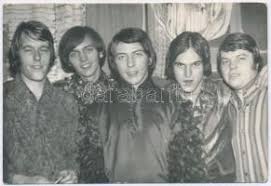 Zorán sztevanovity (born 4 march 1942) is a hungarian pop guitarist, singer and composer. Cca 1965 1967 Metro Egyuttes Brunner Gyozo Sztevanovity Dusan Darabanth Gmbh