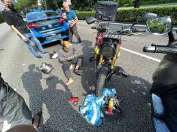 The fire was extinguished by members of the public using buckets of water through the window and doorway of the unit prior to scdf. Sg Road Vigilante Sgrv 7jun2021 1003hrs Cte Towards City Motorcyclist Seeking Footage For Accident Between Mototbike Fbp7706t Comfort Taxi Sha2272t Facebook