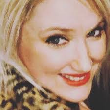 Lisa Mort's Instagram, Twitter & Facebook