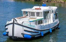 Penichettes are a french designed and built boat and follow the lines of a traditional french barge. Penichette 1020 Fb Hausboot Von Locaboat Flying Bridge