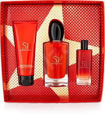 Jutekliskā ziedu un augļu kompozīcija atspoguļo nebeidzamu, sievišķīgu maigumu un spēku. Giorgio Armani Si Passione Edp Set 190ml Perfume Gift Set Alzashop Com