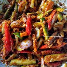 Seporsi nasi briyani disajikan dengan beberapa potongan kambing goreng gurih empuk. Saya Suka Masak Ada Ke Yg Suka Mkn Acar Berempah Ni Facebook