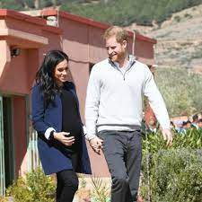 Un harry souriant (et pieds nus !) regarde avec amour meghan, qui berce sa bosse de bébé alors qu'elle est allongée sur ses genoux. Direct Meghan Markle Enceinte De Son 2e Enfant Les Dernieres Infos Gala