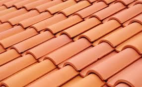 Déterminer en mles surfaces de toit et multiplier par le nombre de tuiles au m(ex: Toiture En Tuile Types De Tuiles Quels Materiaux Pour Quel Type De Toiture Guiderenovation Fr