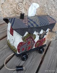 Creations En Patchwork Boutons Cordons Atelier Patchwork Decoration Saint Marin En Haut L Atelier Sacs En Patchwork Boite A Mouchoir Jeux Faits Maison