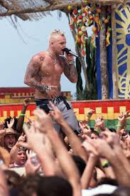 Crazy Town: Butterfly singer Shifty Shellshock dies, aged 49 - BBC News