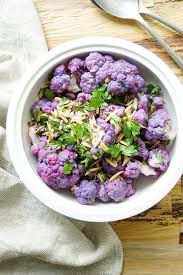 Ein Einfaches Rezept Fur Einen Unglaublich Leckeren Lila Blumenkohl Salat Mit Mandeln Kapern Und Petersilie Er Ei Blumenkohlsalat Blumenkohl Zitronendressing