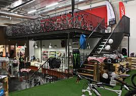 Galerie Und Podest Mit Treppe Fur Verkaufslokal Von Happy Bike In Der Europaalee In Zurich Podest Treppe Fahrrad Geschaft