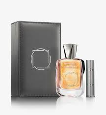 Il n'aura fallu que 80 secondes à deux hommes pour infliger 40 coups de fouet à leur victime, une femme à genoux, sous les yeux d'une large assistance. Secrets Du Paradis Rouge Jul Et Mad Paris