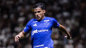 Clube italiano intensifica negociação com Cruzeiro por Kaiki e busca acerto com lateral